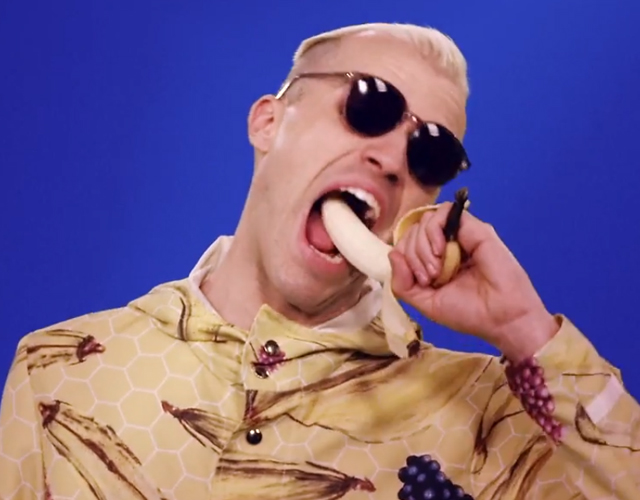 El cantante de Neon Trees sale del armario y estrena vídeo comiéndose un plátano