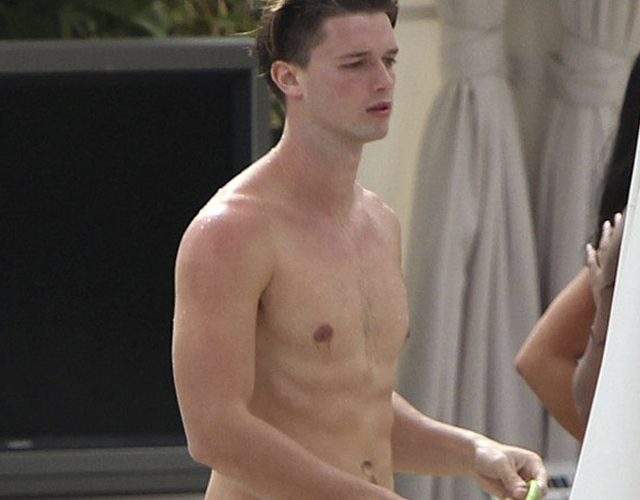 Patrick Schwarzenegger sin camiseta en una fiesta 