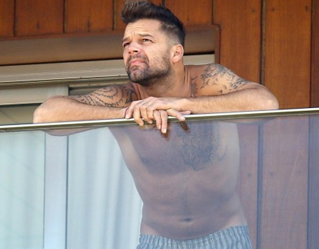 Pillan a Ricky Martin en calzoncillos en su hotel