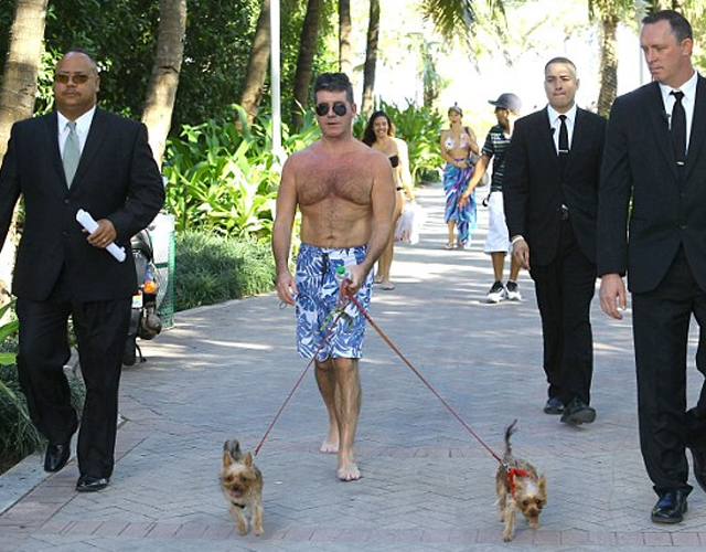 Simon Cowell, sin camiseta con sus perros por la playa