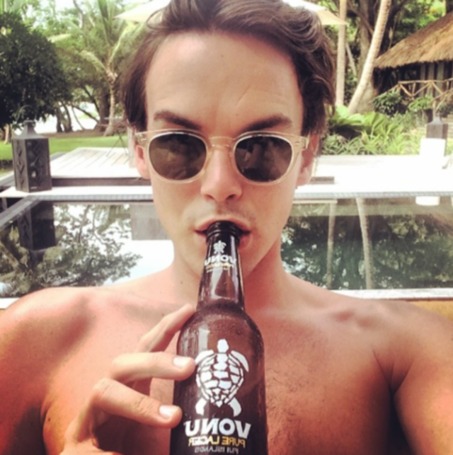 El actor de Pretty Little Liars, Tyler Blackburn desnudo en la playa