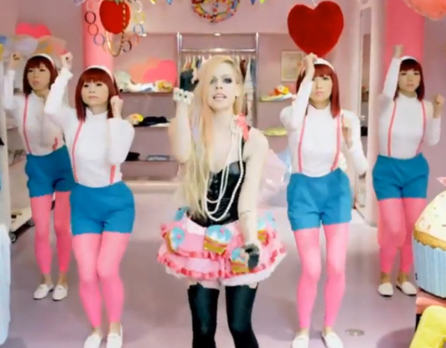 Avril Lavigne lanza vídeo para 'Hello Kitty'
