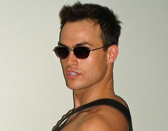 Cheyenne Jackson desnudo cuero