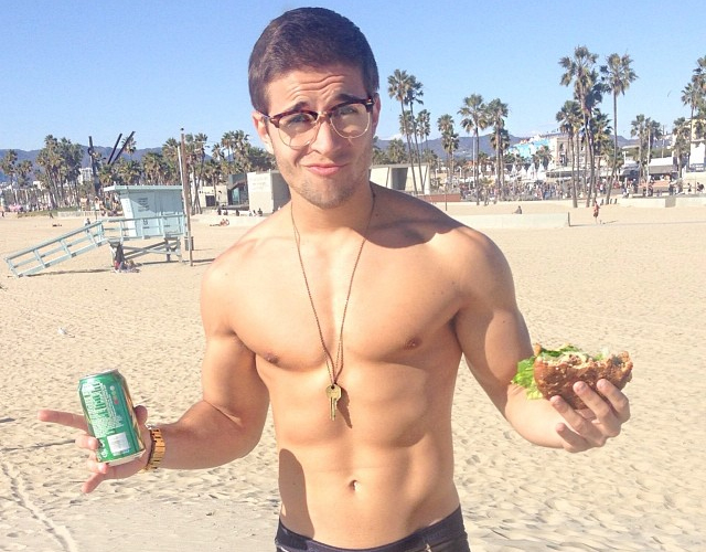 Jake Miller sin camiseta