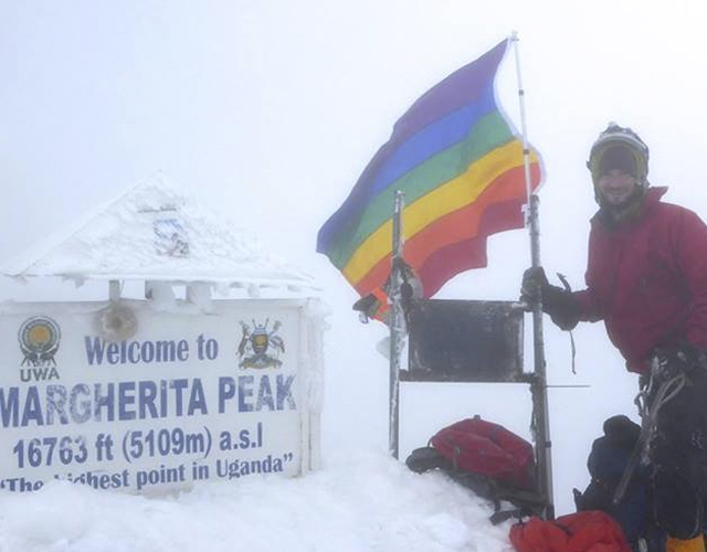 Un activista cuelga la bandera gay en la montaña más alta de Uganda
