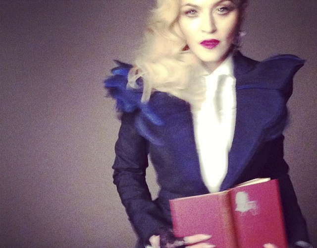 Madonna reta a sus fans a leer un libro