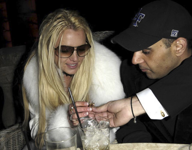 Sam Lufti tendrá que pagar 120.000 dólares a los tutores de Britney Spears