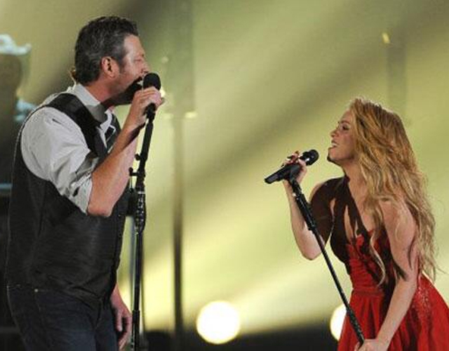 Shakira canta 'Medicine' con Blake Shelton en los Country Music Awards