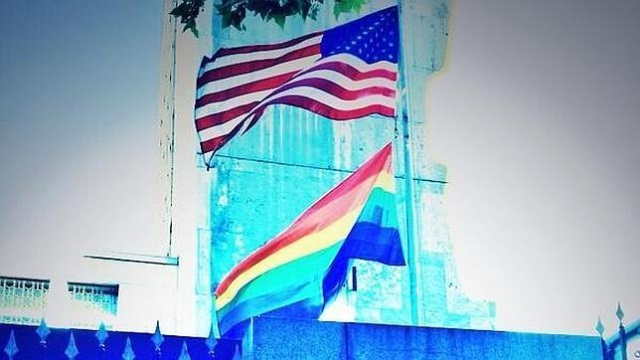 bandera gay embajada americana