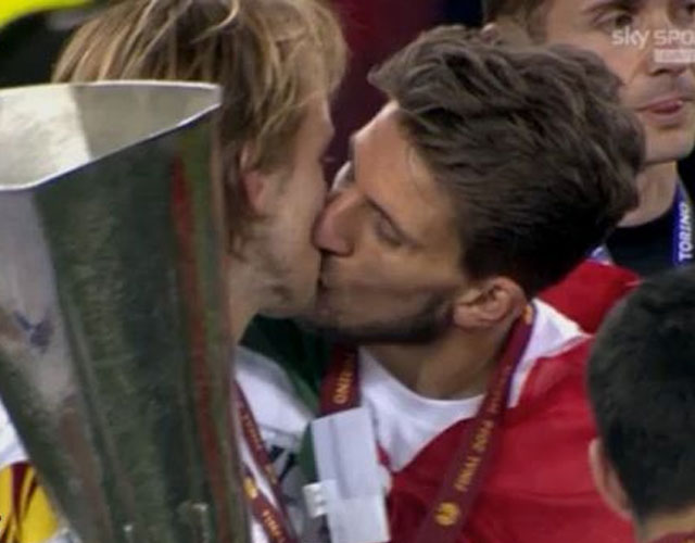 Beso gay entre dos futbolistas del Sevilla FC, Rakitic y Carriço