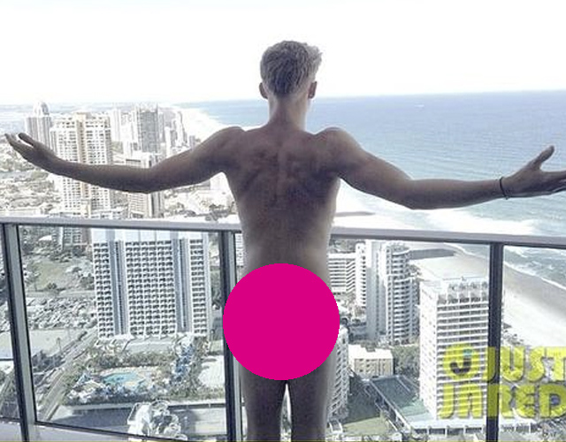 Cody Simpson, desnudo en un balcón