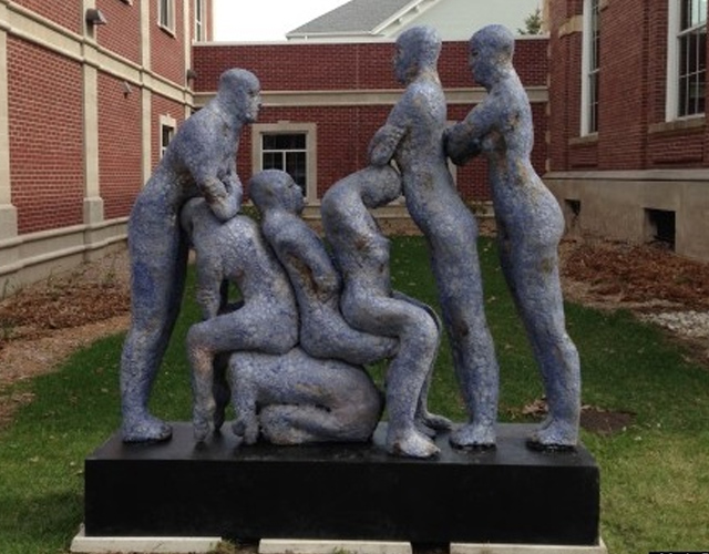Retiran una escultura por confundirla con una orgía gay
