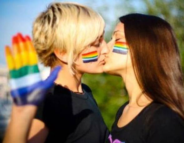 Facebook censura beso lesbianas
