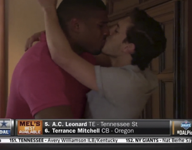 Michael Sam celebra su fichaje en la NFL besando a su novio