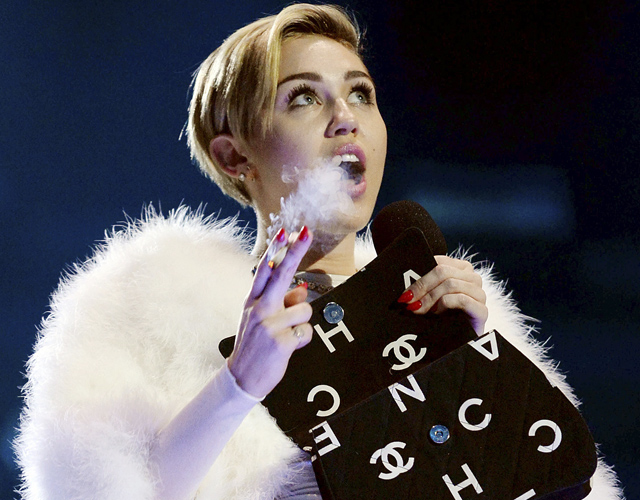 Escucha a Miley Cyrus versionando 'Lucy In The Sky With Diamonds' de The Beatles