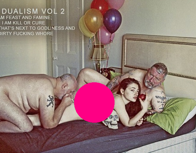 Un político británico, desnudo y con tatuajes nazis en un libro