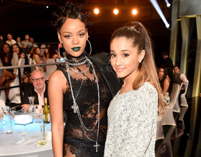 Rihanna se ríe de Ariana Grande en los iHeartRadio Music Awards 2014