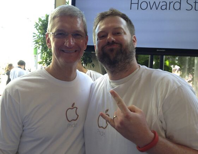 Apple y su CEO Tim Cook celebran con regalos el Pride de San Francisco