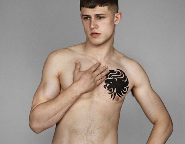 El modelo británico Danny Blake, desnudo en 'Homme+'
