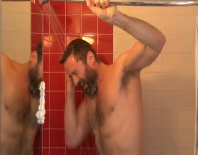 Hugh Jackman desnudo saltando en la ducha