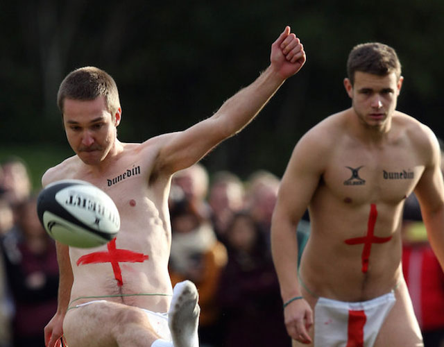 Jugadores de rugby desnudos neozelandeses e ingleses en un partido