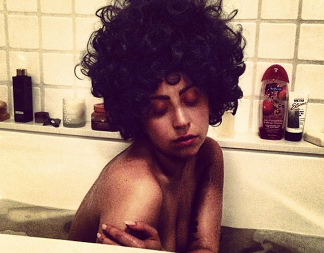 Lady Gaga desnuda rizos