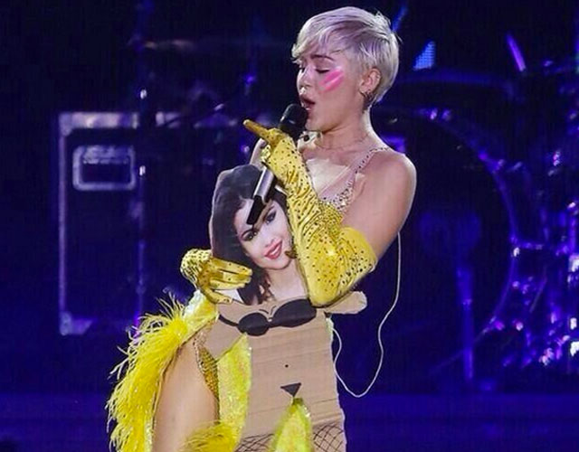 Miley Cyrus ridiculiza a Selena Gómez cantándole 'FU' a un cartón con su cara