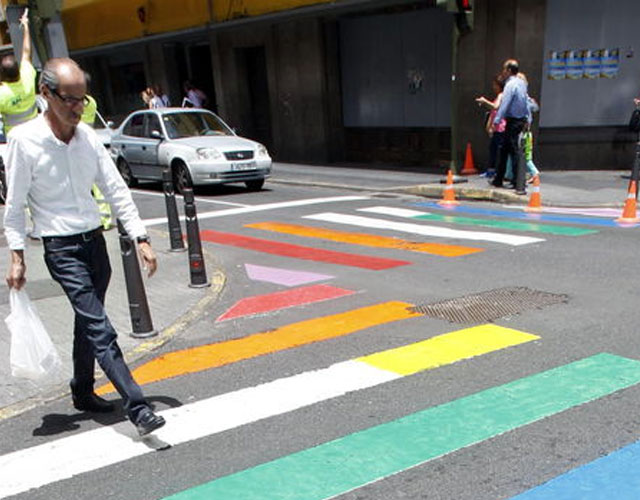 Pasos de peatones arcoíris para celebrar el Orgullo Gay en Las Palmas de Gran Canaria