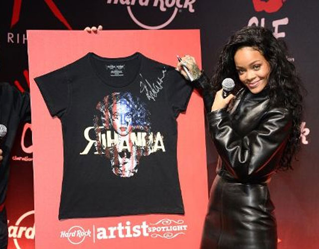Rihanna promociona en París su gran anuncio, una camiseta benéfica