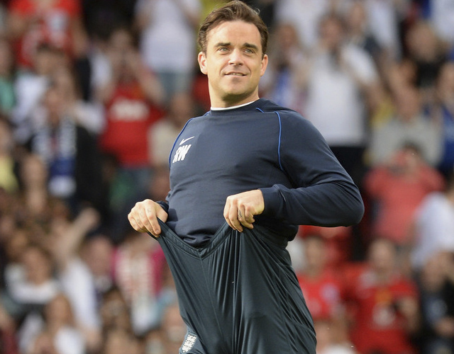 Robbie Williams marca paquete en un partido benéfico de fútbol
