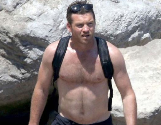 Sam Worthington, cuerpazo en la playa