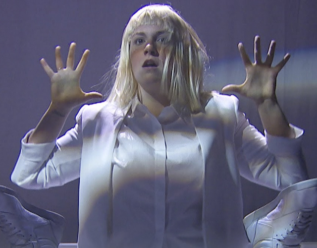 Sia y Lena Dunham interpretan juntas 'Chandelier'