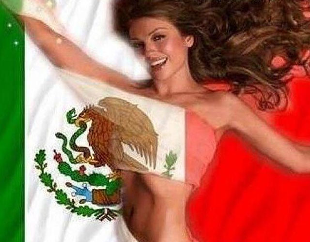 Thalía desnuda con la bandera de México y multada por ello