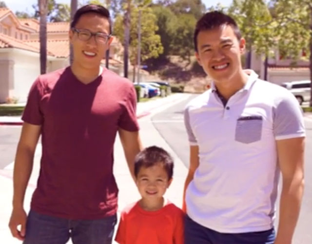 El adorable vídeo de un niño felicitando el día del padre a sus padres gays