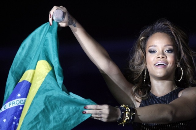 Rihanna se burla del Brasil - Alemania y... de las palizas de Chris Brown