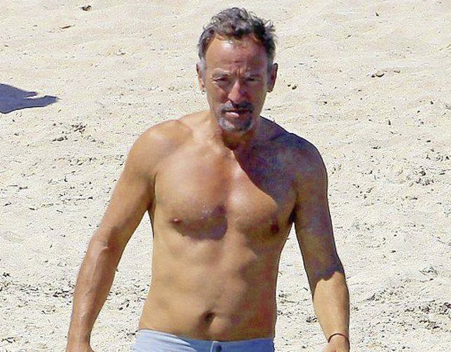 Bruce Springsteen, cuerpazo en la playa a los 64 años