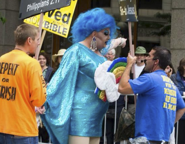 Una drag queen se enfrenta a los homófobos en el Pride de Seattle