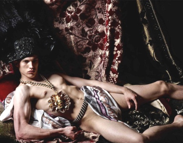Hombres desnudos en Drama al estilo de los artistas neoclásicos