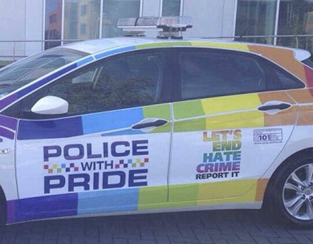 La policía de Manchester presenta su coche patrulla LGBT con motivo del Orgullo LGBT