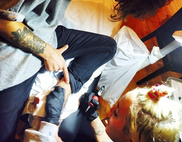 Miley Cyrus tatúa a su asistente personal