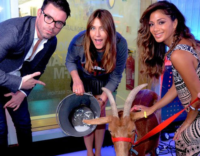 Nicole Scherzinger ordeña una cabra para promocionar 'Your Love'