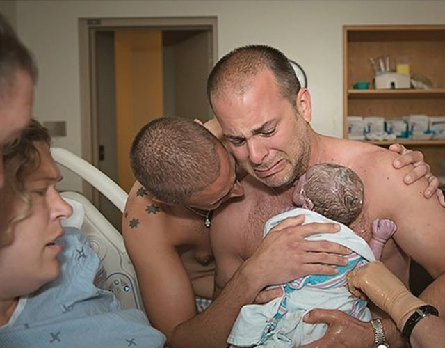Foto padres gays bebé llorando