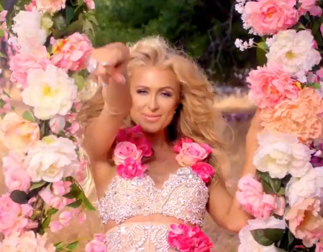 'Come Alive', nuevo vídeo de Paris Hilton y su unicornio