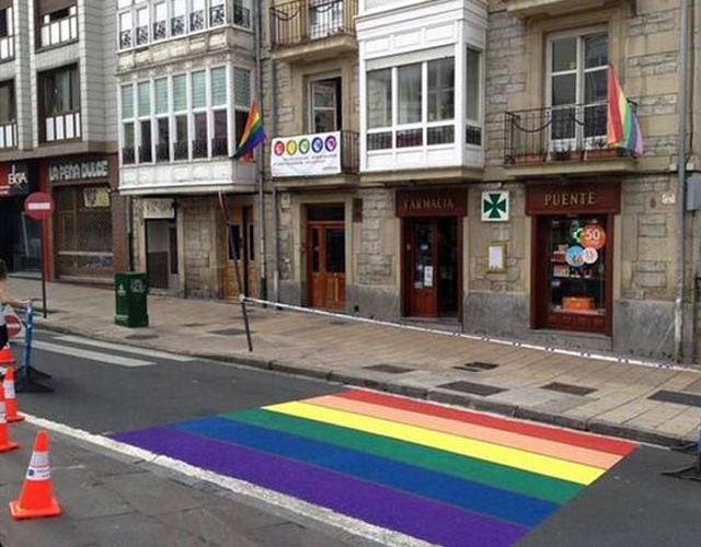 El paso de peatones arcoíris de Vitoria será permanente