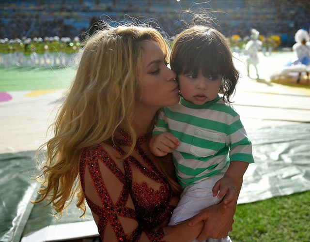 Shakira canta 'Dare (La La La)' en la final del Mundial de Brasil acompañada de Piqué y su hijo Milan