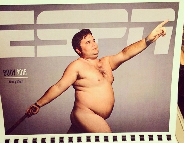 Pierde una apuesta y posa desnudo en un humillante calendario