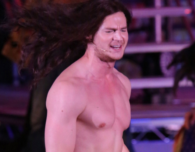 Benjamin Walker desnudo prácticamente en el musical de 'Hair'