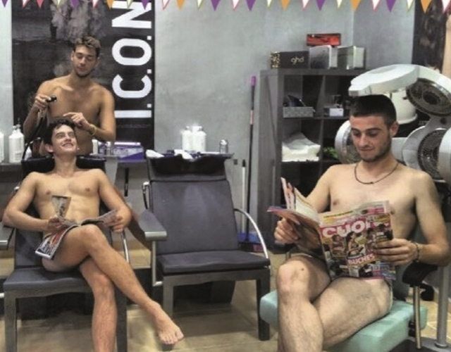 Hombres desnudos en el cartel de las fiestas de un pueblo en Mallorca