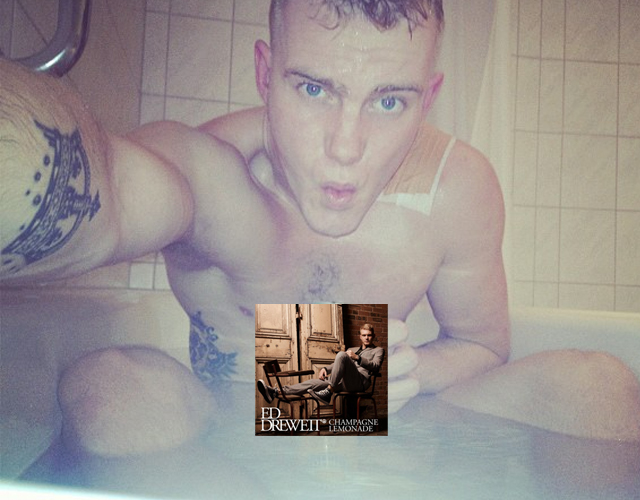 Ed Drewett desnudo en la bañera