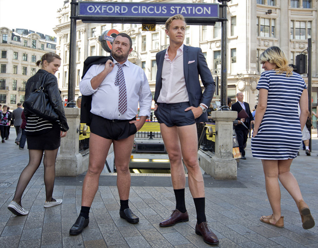 Hombres en shorts promocionan un nuevo programa de Channel 4